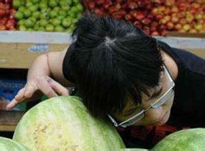 男女买纸吃瓜,男女买纸吃瓜的趣味观察